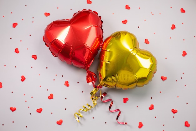 심장 모양의 호일의 두 개의 공기 풍선. 사랑 개념. 발렌타인 데이