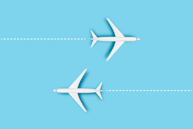 Photo two airplanes and a line indicating the route on a blue background. concept travel, airline tickets, flight, route pallet.