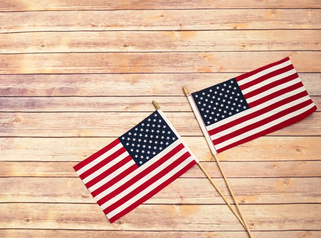 Photo two american flags on a wooden background