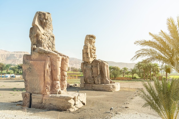 파라오의 두 고대 이집트 동상