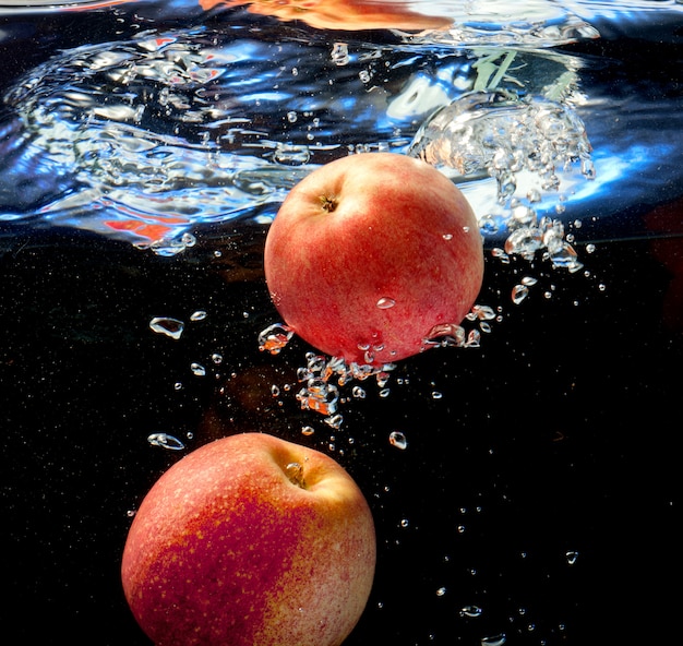 Foto due mele in acqua