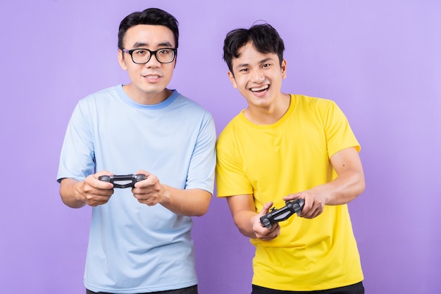 一緒にゲームをしている2人のアジアの兄弟