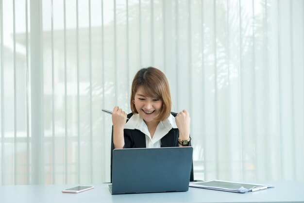 2명의 아시아 사업가 성공 개념태국 직원이 일을 마치고 행복하다