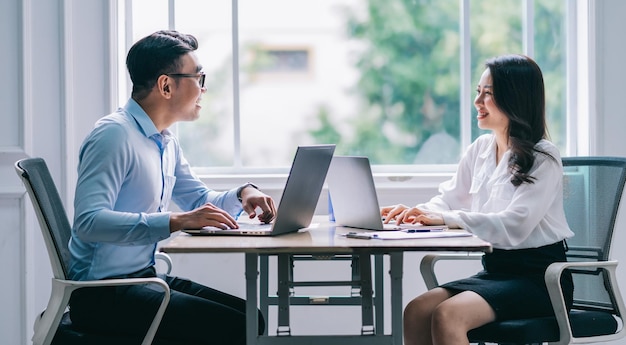 Photo two asian businesspeople working at office