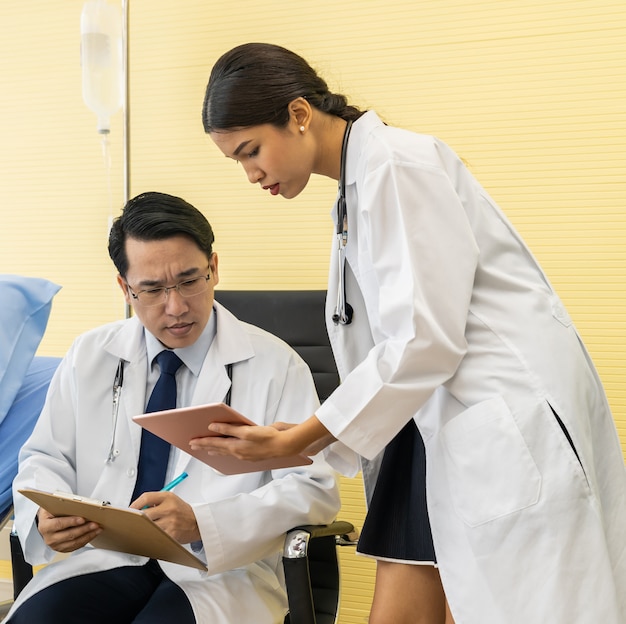 Foto due medici asiatici fanno una discussione