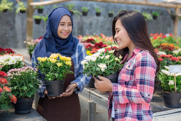 Две азиатские флористы в цветочном магазине