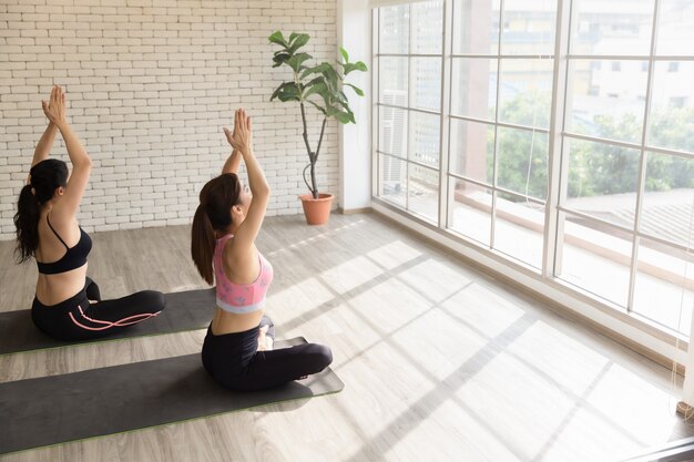 Photo two asian friend training yoga