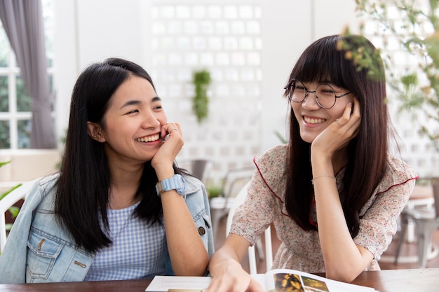 우정 또는 동성애 개념을 함께 찾고 두 아시아 사랑스러운 귀여운 소녀 십대.