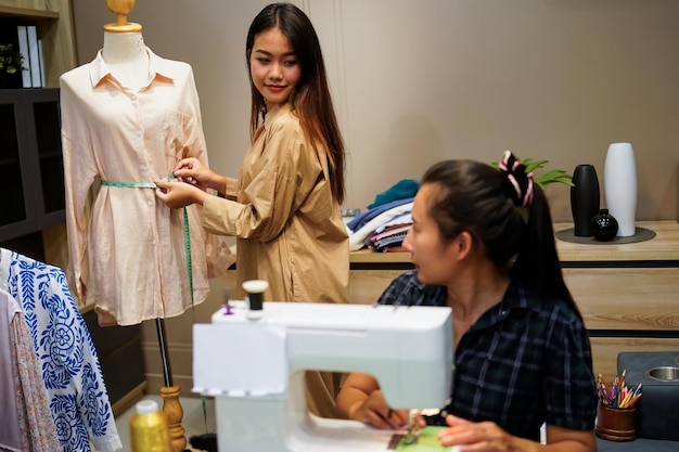 두 명의 아시아 여성이 온라인으로 옷을 바느질하고 판매하는 온라인 비즈니스 아이디어