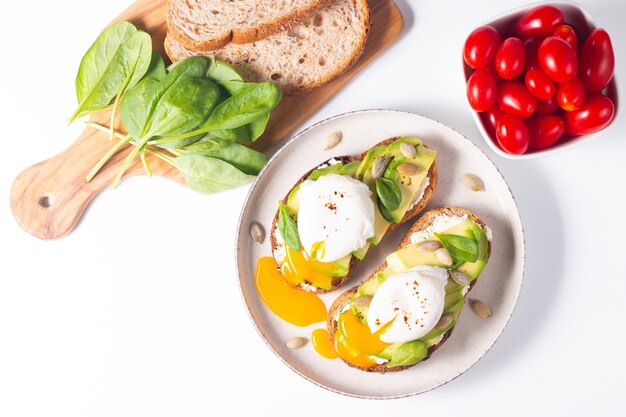 Foto due panini aperti all'avocado con l'uovo. keto e concetto di dieta. cibo sano per toast a colazione.