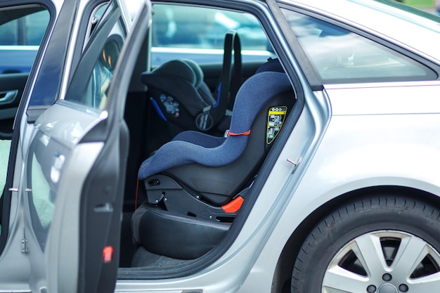 사진 두 개의 아기 안전 좌석이 자동차에 놓여 있습니다.