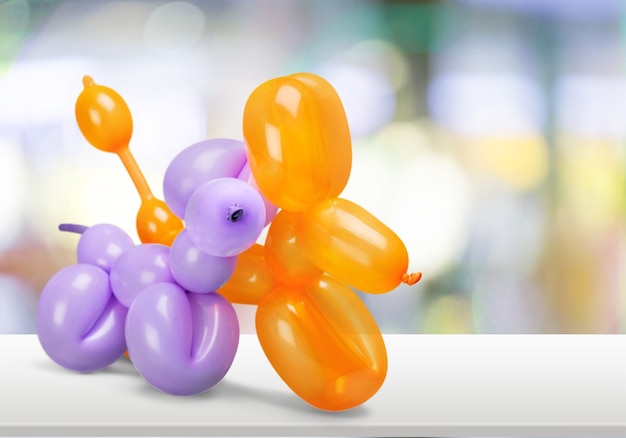 Два воздушных шара в форме животных на фоне