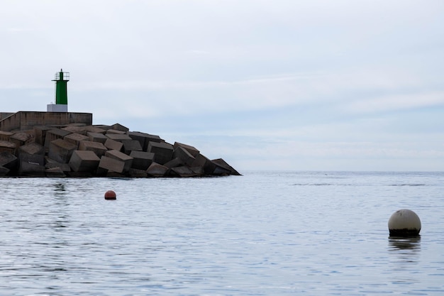 Photo two balls in the sea next to the lighthouse