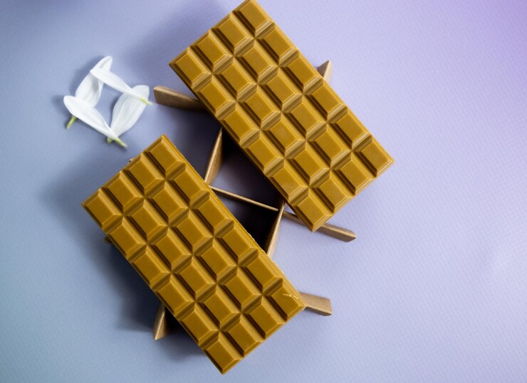 紫色の背景にチョコレートの 2 つのバー