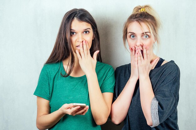 Foto due belle e giovani fidanzate donne spettegolano sul concetto di intercettazioni e pettegolezzi