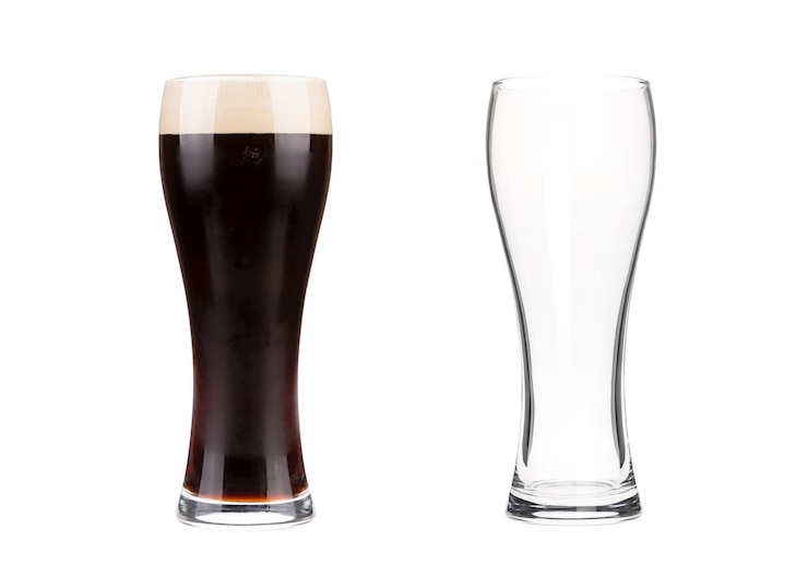 Photo two beer glasses isolated on white background