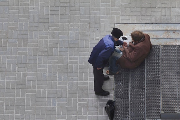 Due mendicanti vicino alla chiesa ortodossa in russia, vista dall'alto