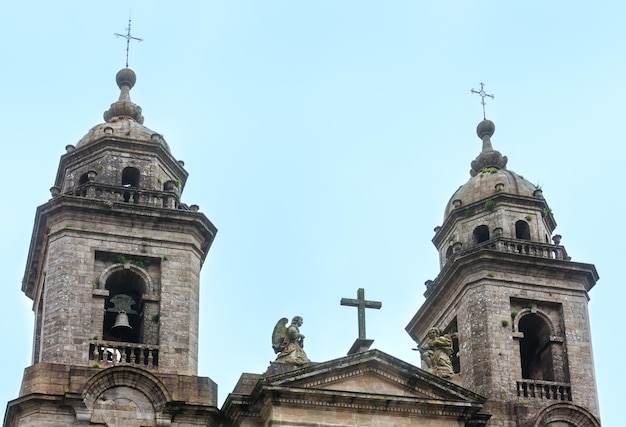 스페인 산티아고 데 콤포스텔라에 있는 샌프란시스코 교회(13세기)의 두 종탑.