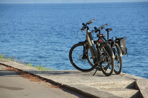 Photo two bicycles near the sea summer travel vacation concept