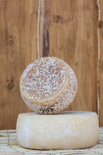 Foto due grandi teste di formaggio biologico in legno