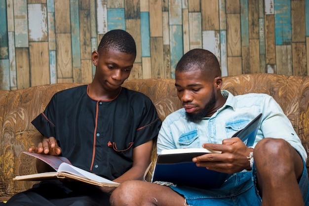 두 명의 흑인 아프리카 학생이 시험에 대비하여 학업을 공부하고 있습니다.