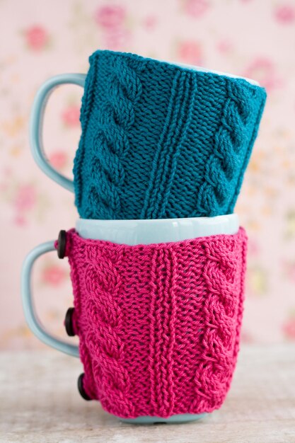 青とピンクのセーターの2つの青いカップ