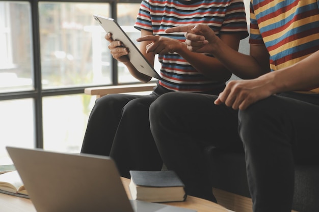 Foto due responsabili della libreria che lavorano al computer portatile