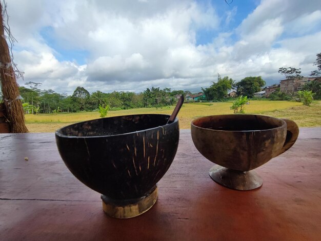 Photo two bowls are sitting on a table with a sky background