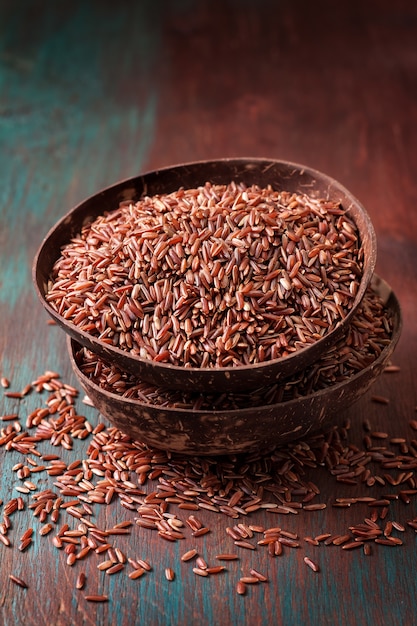 Photo two bowls full with red rice