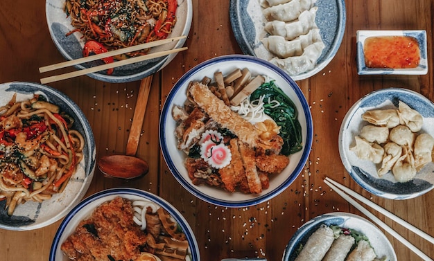 Foto due ciotole di gustosa zuppa di noodle ramen asiatica.