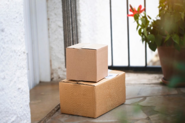 Фото Две коробки на входной двери доставка концепции интернет-покупок