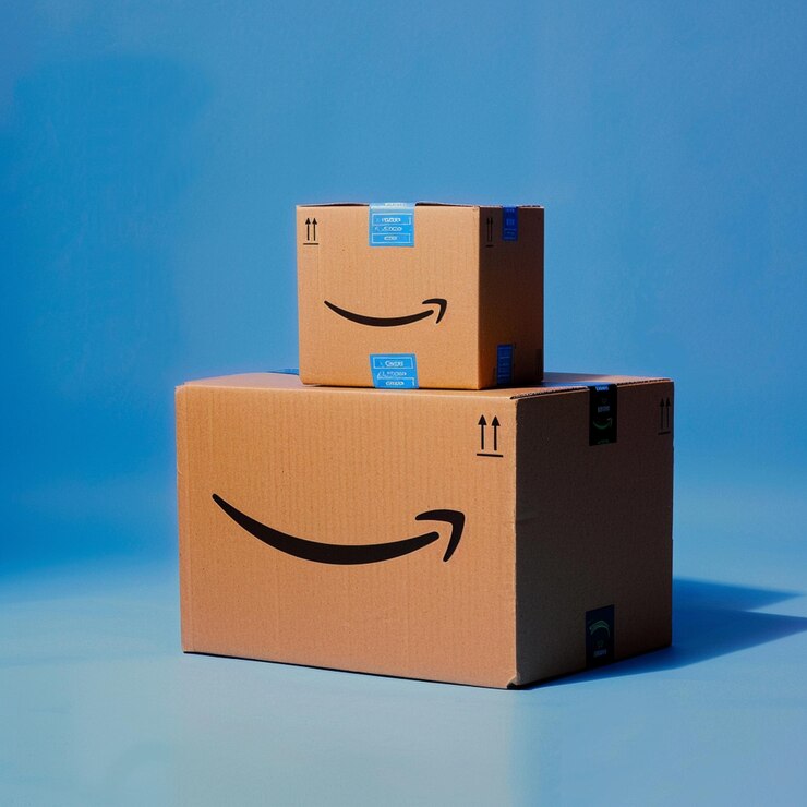 Photo アマゾンのロゴが付いた2つの箱が互いに積み重ねられて
