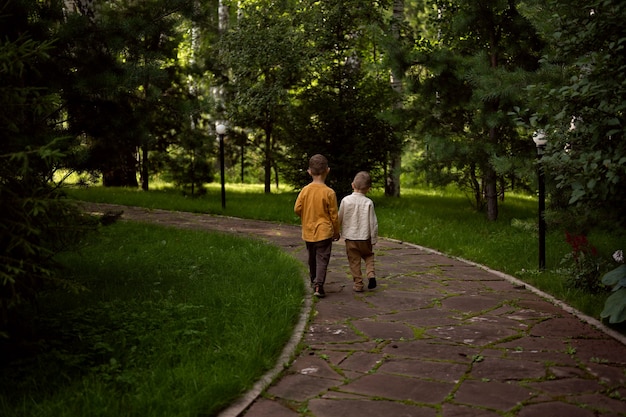 二人の少年が路地を歩いている二人の兄弟が公園を歩いている