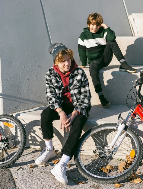 写真 自転車を持って屋外にいる2人の男の子