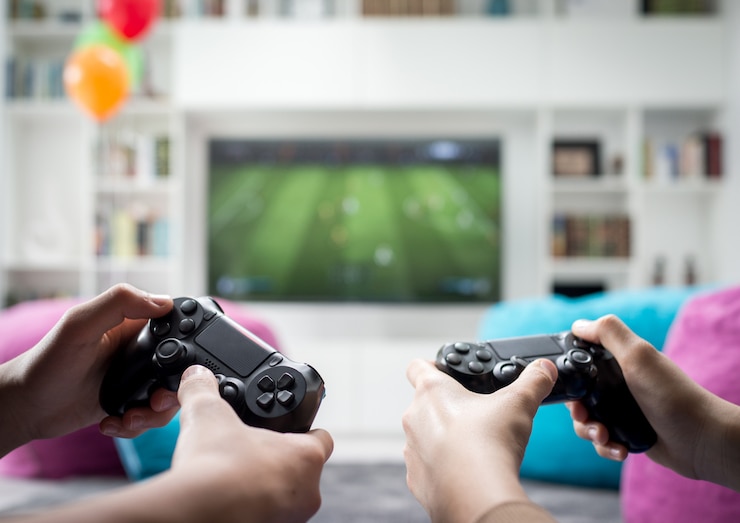 Photo 自宅で座っている2人の男の子がゲームコンソールでビデオゲームをプレイ