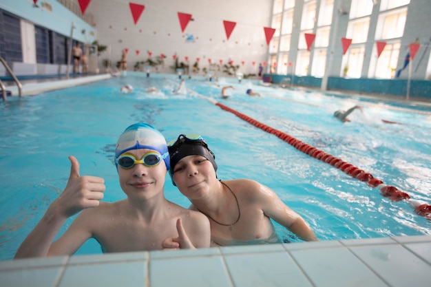 Due ragazzi in cuffia e occhiali nella piscina sportiva