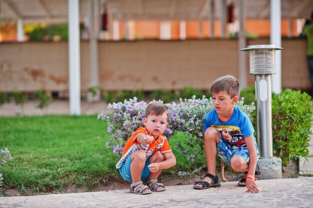 Два брата сидят в саду египетского курорта.