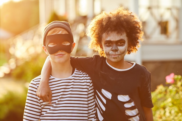 ハロウィーンの衣装を着た2人の仲間