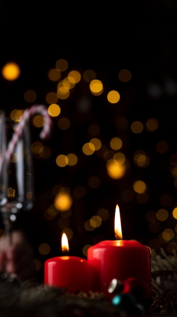 Две горящие красные свечи на новогоднем столе