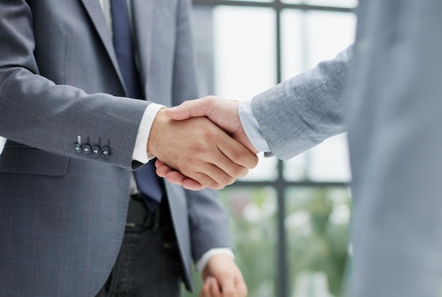 Два бизнесмена пожимают друг другу руки после успешной встречи
