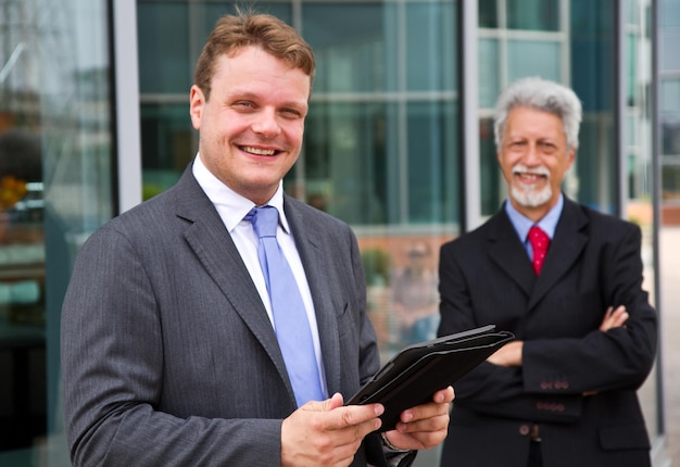 Foto due uomini d'affari con un tablet