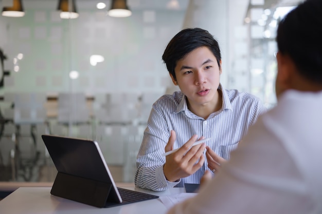 Due uomini d'affari, parlando in un caffè e discutere il progetto di business.