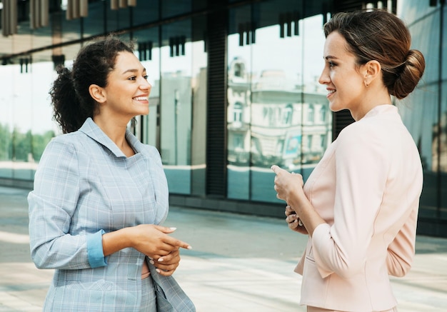 Foto due donne d'affari che hanno un incontro o una discussione informale in città