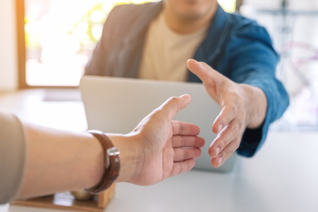 Mano aperta di due uomini d'affari per stringere la mano