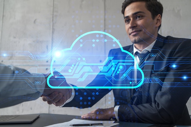 2 つのビジネスマン握手とクラウド ホログラム二重露光ストレージ データとハンドシェイクの概念