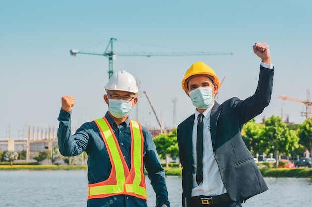 Fondo all'aperto del cantiere di successo di due uomini d'affari