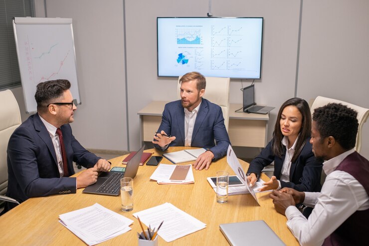 Photo two businessmen consulting about speech points while two intercultural colleagues discussing papers