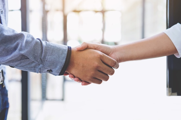 Photo two businesspeople shaking hands during a meeting in the office