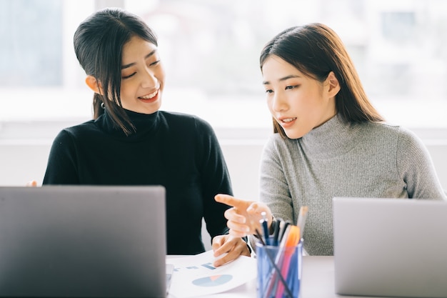 The two businesswoman are discussing the work