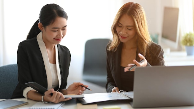 写真 オフィスマネージャーで一緒に働いている2人の実業家と会議をしている彼女のビジネスパートナー